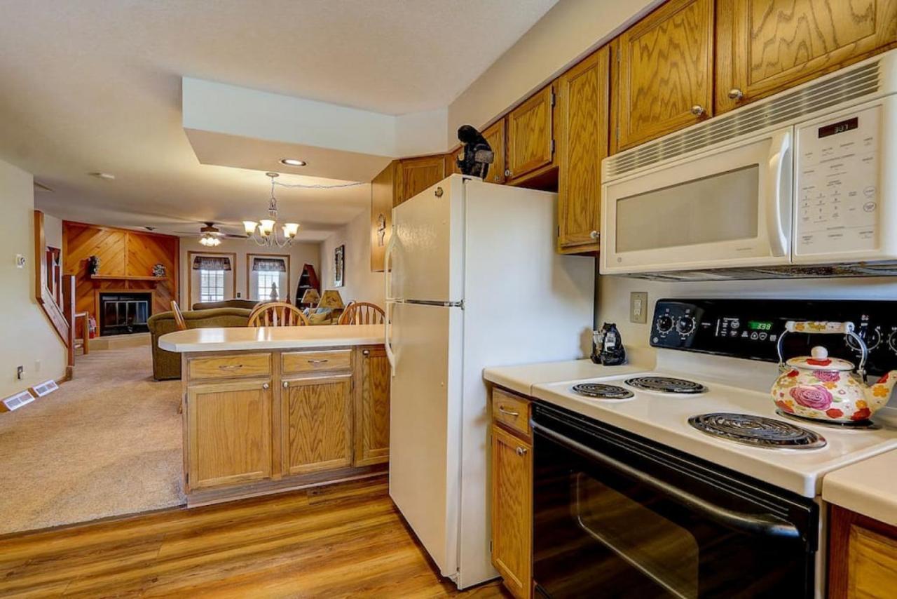 Brown Family Condo For Families Golf Trips And Girls Getaways ウィスコンシン デルズ エクステリア 写真