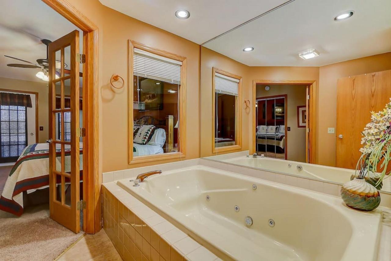 Brown Family Condo For Families Golf Trips And Girls Getaways ウィスコンシン デルズ エクステリア 写真