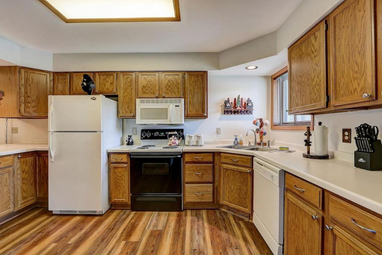 Brown Family Condo For Families Golf Trips And Girls Getaways ウィスコンシン デルズ エクステリア 写真