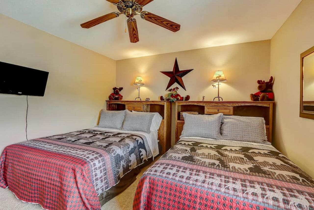 Brown Family Condo For Families Golf Trips And Girls Getaways ウィスコンシン デルズ エクステリア 写真